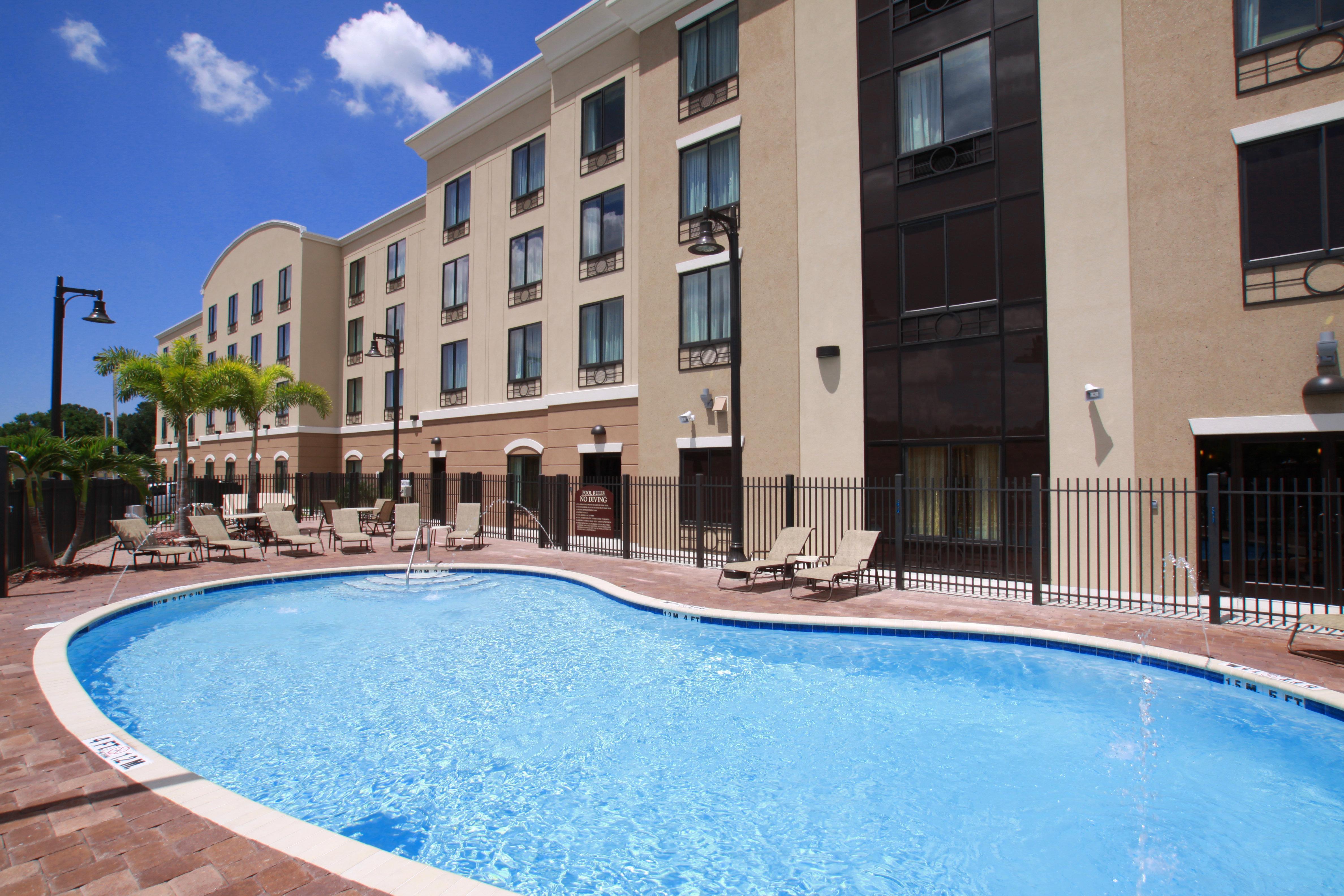 Holiday Inn Express Hotel & Suites Tampa-Usf-Busch Gardens By Ihg Esterno foto