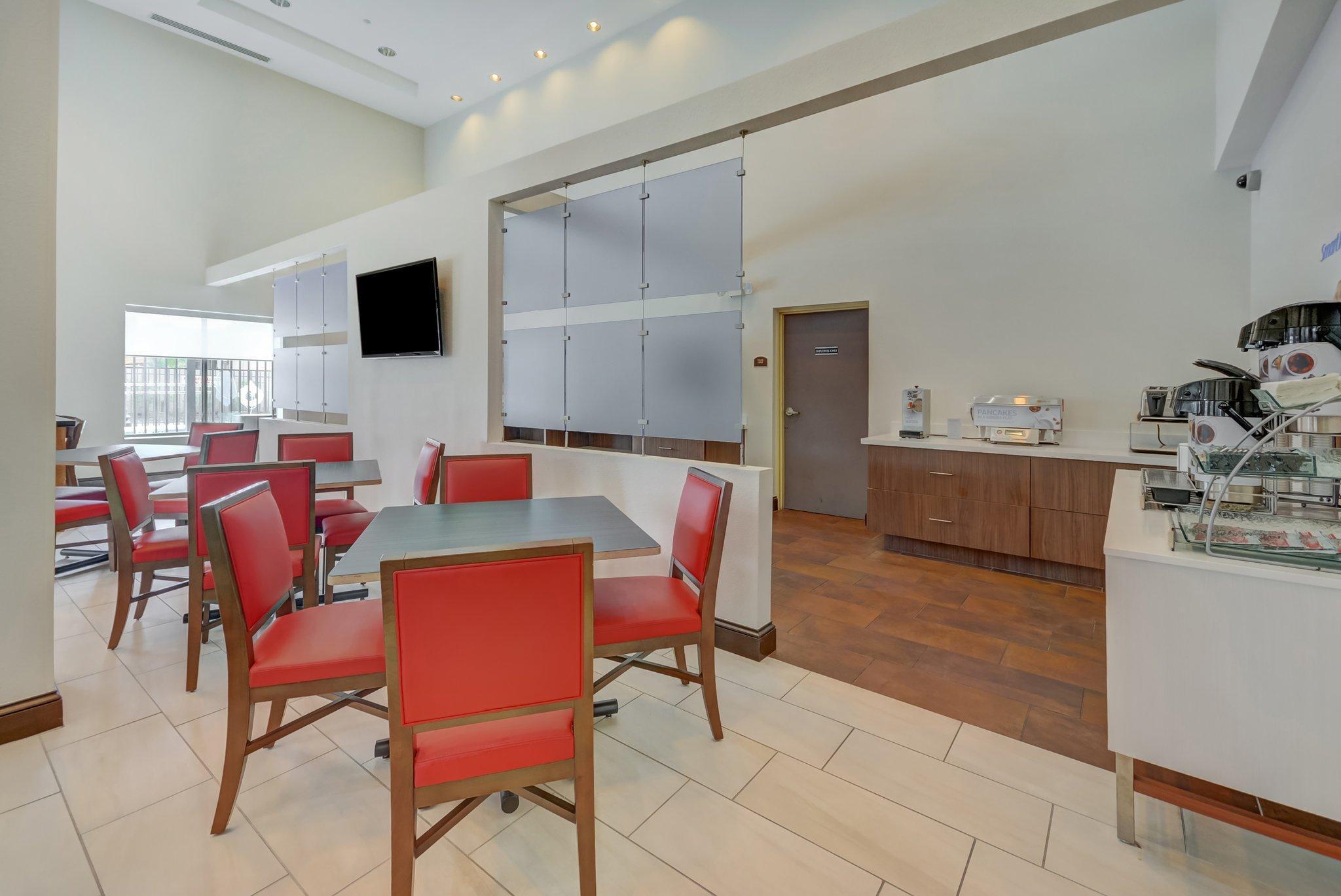Holiday Inn Express Hotel & Suites Tampa-Usf-Busch Gardens By Ihg Esterno foto