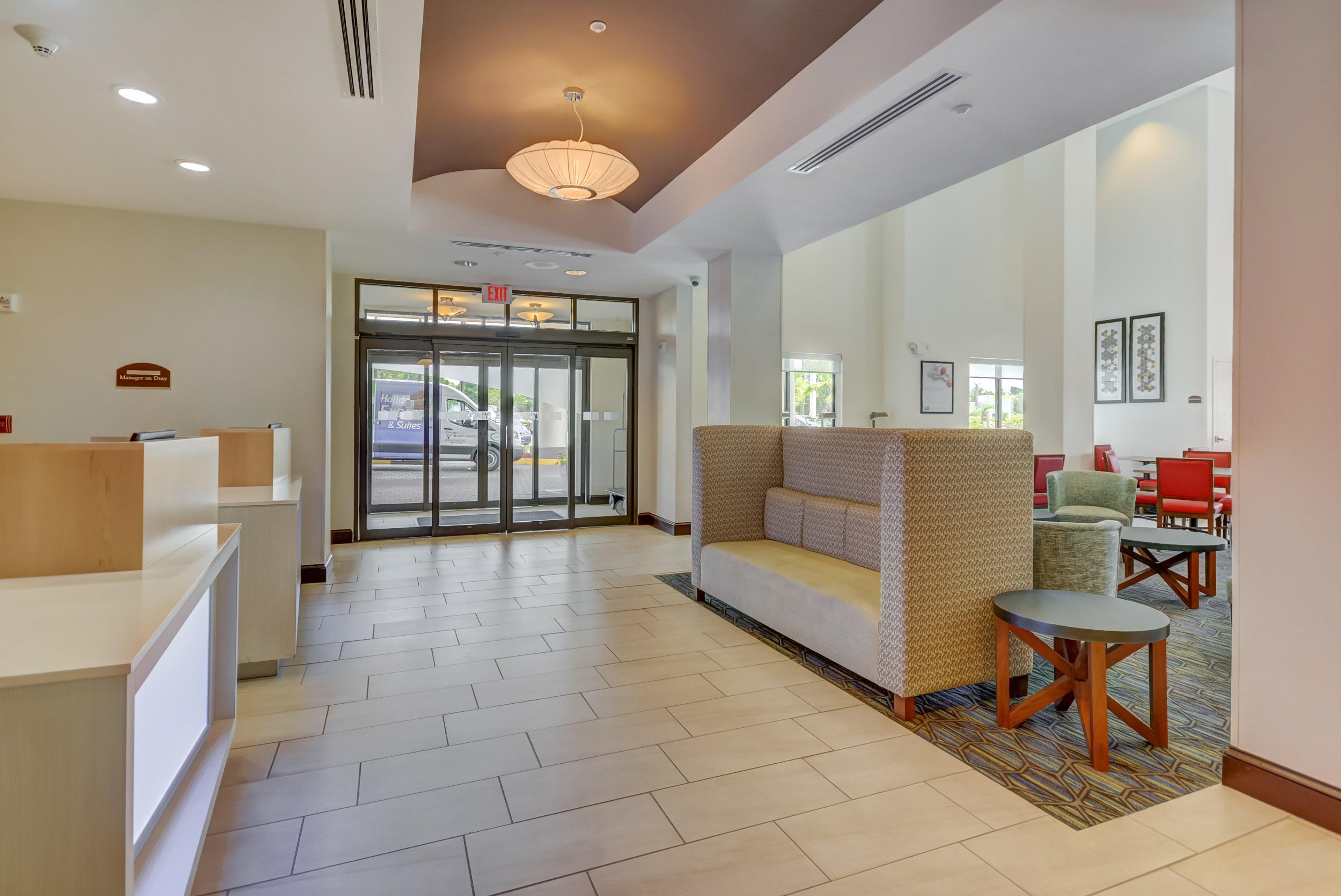 Holiday Inn Express Hotel & Suites Tampa-Usf-Busch Gardens By Ihg Esterno foto