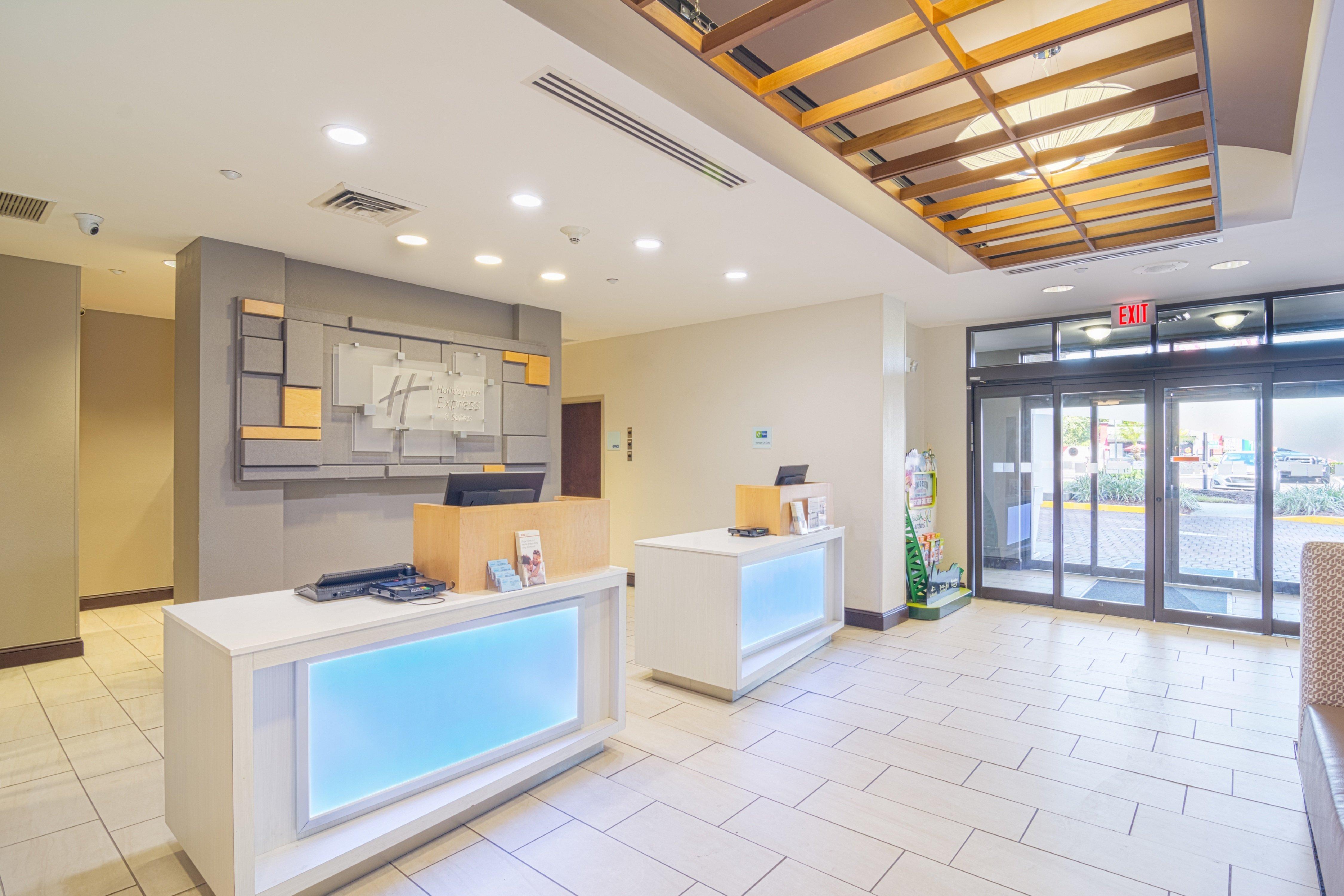 Holiday Inn Express Hotel & Suites Tampa-Usf-Busch Gardens By Ihg Esterno foto