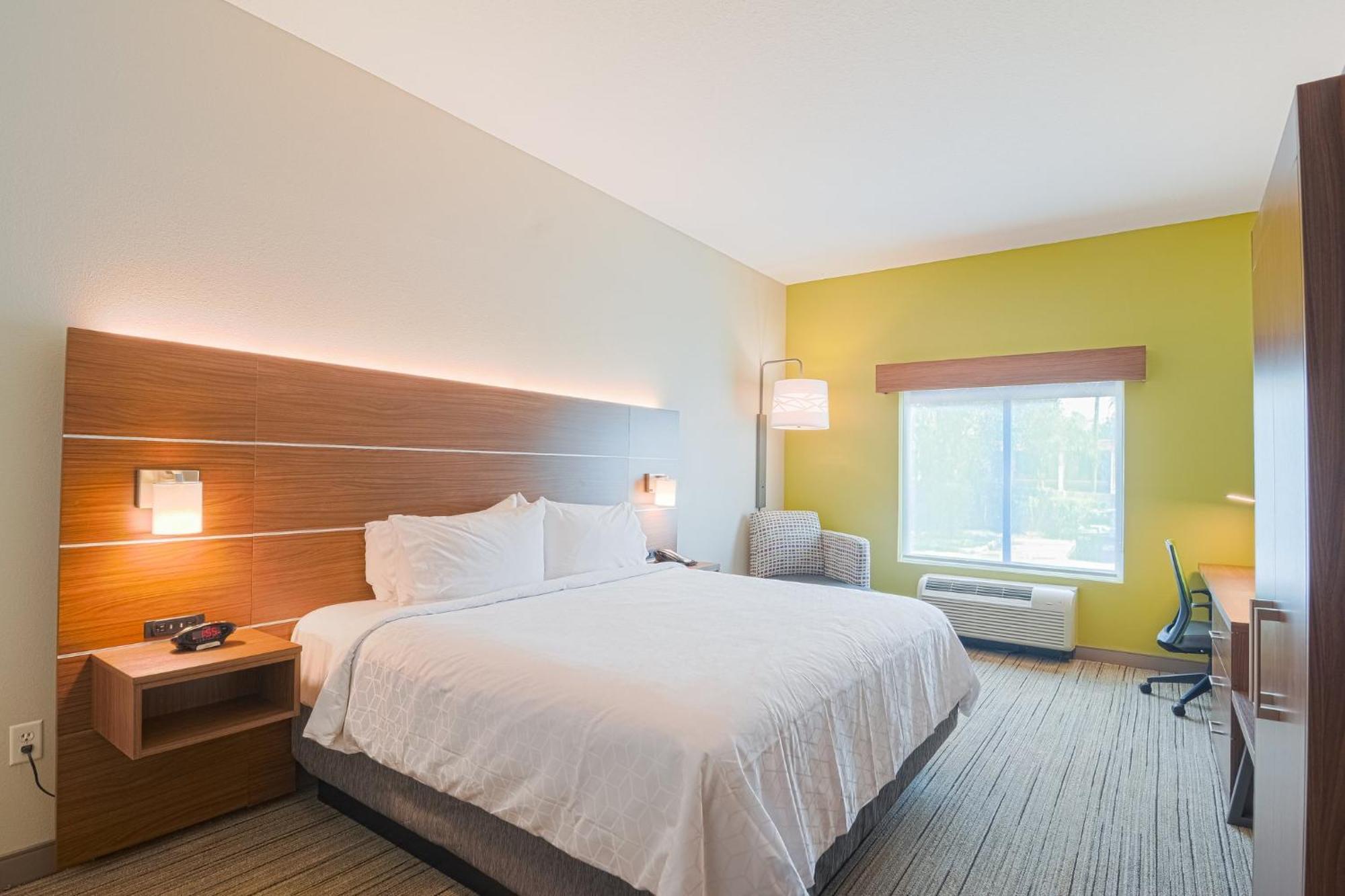 Holiday Inn Express Hotel & Suites Tampa-Usf-Busch Gardens By Ihg Esterno foto