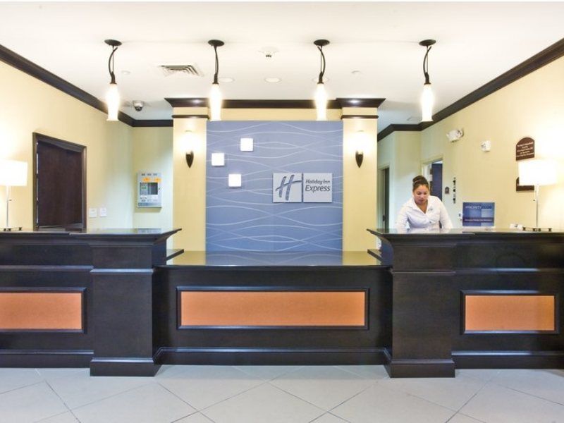 Holiday Inn Express Hotel & Suites Tampa-Usf-Busch Gardens By Ihg Esterno foto