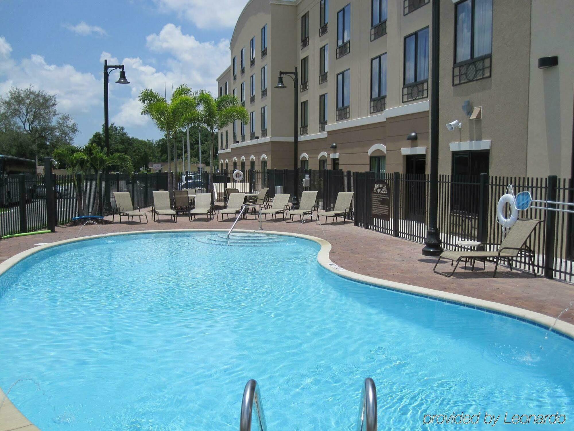 Holiday Inn Express Hotel & Suites Tampa-Usf-Busch Gardens By Ihg Esterno foto