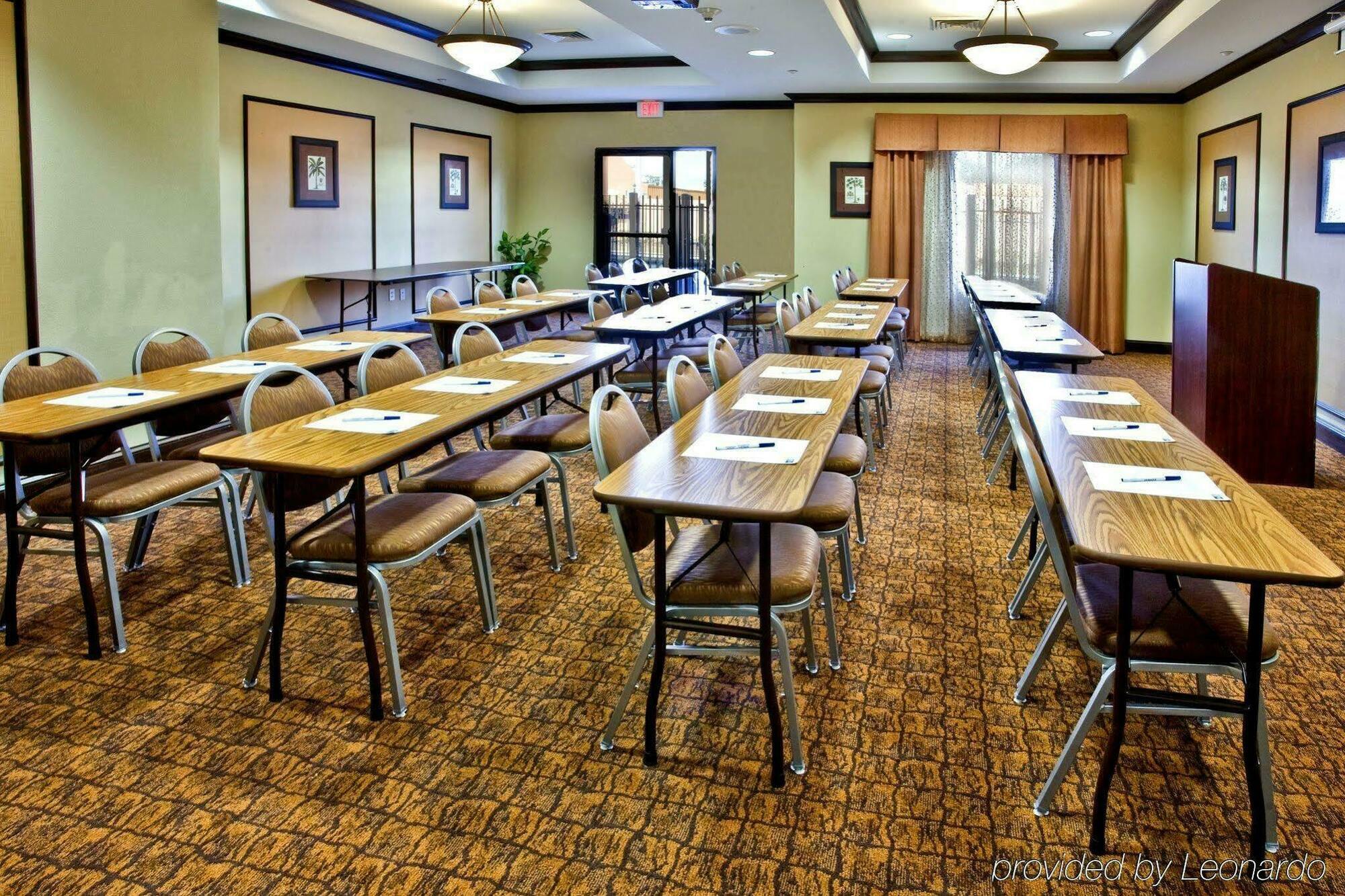 Holiday Inn Express Hotel & Suites Tampa-Usf-Busch Gardens By Ihg Esterno foto