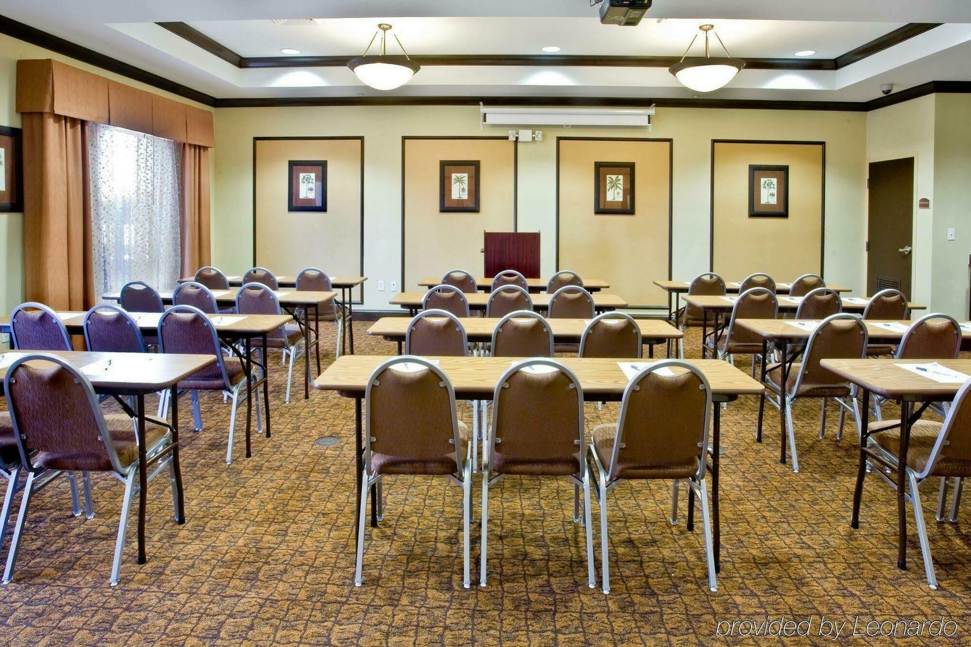 Holiday Inn Express Hotel & Suites Tampa-Usf-Busch Gardens By Ihg Esterno foto
